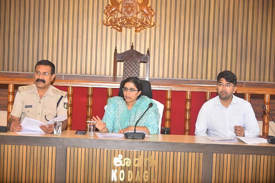 ಗಣರಾಜ್ಯೋತ್ಸವ ಆಚರಣೆ ಸಂಬಂಧ ಹೆಚ್ಚುವರಿ ಜಿಲ್ಲಾಧಿಕಾರಿ ಆರ್.ಐಶ್ವರ್ಯ ಮಡಿಕೇರಿಯಲ್ಲಿ ಅಧಿಕಾರಿಗಳೊಂದಿಗೆ ಪೂರ್ವಭಾವಿ ಸಭೆ ನಡೆಸಿದರು