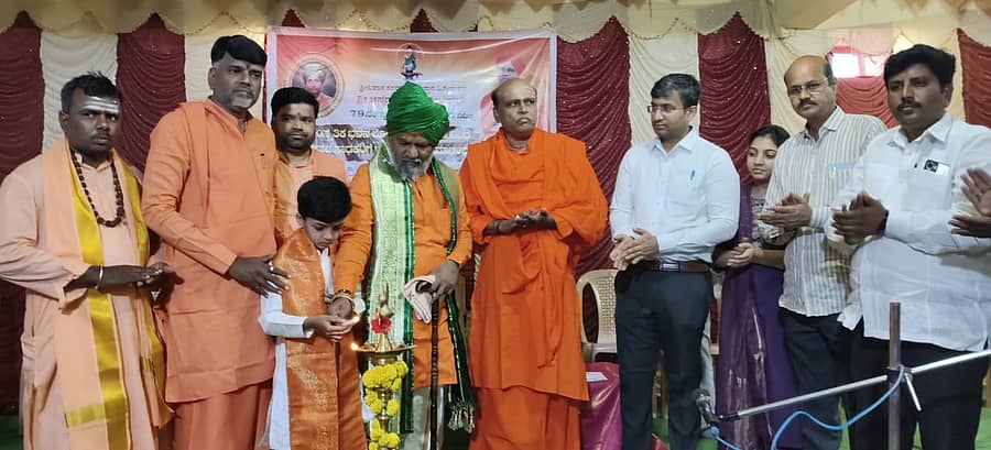 ಕಲಬುರಗಿ ತಾಲ್ಲೂಕಿನ ಶ್ರೀನಿವಾಸ ಸರಡಗಿಯ ಚಿನ್ನದಕಂತಿ ಚಿಕ್ಕವಿರೇಶ್ವರ ಮಠದಲ್ಲಿ ನಡೆದ ಚಿಕ್ಕವಿರೇಶ್ವರರ 79ನೇ ಪುಣ್ಯ ಸ್ಮರಣೋತ್ಸವ, ಸಾಂಸ್ಕೃತಿಕ ಭವನ ಲೋಕಾರ್ಪಣೆ ಹಾಗೂ ಸನ್ಮಾನ ಸಮಾರಂಭವನ್ನು ಗಣ್ಯರು ಉದ್ಘಾಟಿಸಿದರು