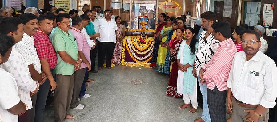 ರಾಮನಗರ ನಗರಸಭೆ ಆವರಣದಲ್ಲಿ ಸ್ವಾಮಿ ವಿವೇಕಾನಂದ ಜಯಂತಿ ಕಾರ್ಯಕ್ರಮ ಜರುಗಿತು. ಅಧ್ಯಕ್ಷ ಕೆ. ಶೇಷಾದ್ರಿ ಶಶಿ, ಉಪಾಧ್ಯಕ್ಷೆ ಗಿರಿಜಮ್ಮ, ಪೌರಾಯುಕ್ತ ಡಾ. ಜಯಣ್ಣ, ಸದಸ್ಯರು ಹಾಗೂ ಅಧಿಕಾರಿಗಳು ಇದ್ದಾರೆ