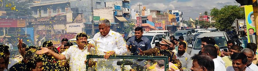 ಕೇಂದ್ರ ಸಚಿವರಾದ ಬಳಿಕ ಸೋಮವಾರ ಪ್ರಥಮ ಬಾರಿಗೆ ಚಾಮರಾಜನಗರಕ್ಕೆ ಆಗಮಿಸಿದ ಕೇಂದ್ರ ರೈಲ್ವೆ ಖಾತೆ ರಾಜ್ಯ ಸಚಿವ ವಿ.ಸೋಮಣ್ಣ ಅವರಿಗೆ ಕಾರ್ಯಕರ್ತರು ಹಾಗೂ ಮುಖಂಡರು ಅದ್ಧೂರಿ ಸ್ವಾಗತ ನೀಡಿದರು.