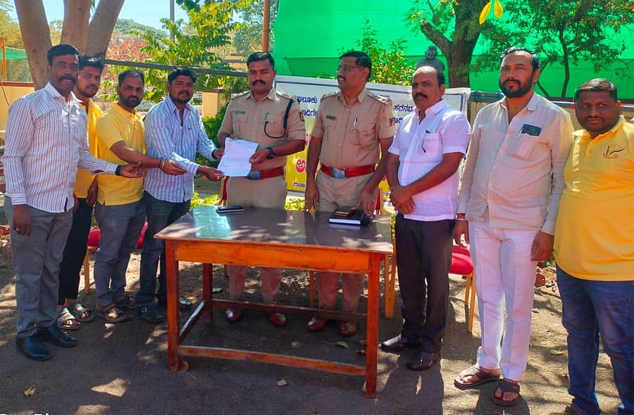 ಬಸವನಬಾಗೇವಾಡಿ ಪಟ್ಟಣದಲ್ಲಿ ವಾಹನಗಳ‌ ಸಂಚಾರಕ್ಕೆ ವೇಗ ಮಿತಿ‌ ಅಳವಡಿಸುವಂತೆ ವಿವೇಕ ಬ್ರಿಗೇಡ್ ಸಂಘಟನೆಯ ಪ್ರಮುಖರು ಡಿವೈಎಸ್ಪಿ ಬಲ್ಲಪ್ಪ ನಂದಗಾವಿ ಅವರಿಗೆ‌ ಮನವಿ ಸಲ್ಲಿಸಿದರು. ಈ ವೇಳೆ ಪೊಲೀಸ್ ಇನ್ಸಪೆಕ್ಟರ್ ಗುರುಶಾಂತ ದಾಶ್ಯಾಳ ಉಪಸ್ಥಿತರಿದ್ದರು.