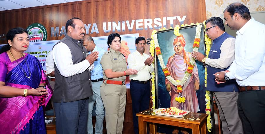<div class="paragraphs"><p>ಮಂಡ್ಯ ವಿಶ್ವವಿದ್ಯಾಲಯದಲ್ಲಿ ಸ್ವಾಮಿ ವಿವೇಕಾನಂದರ 163ನೇ ಜನ್ಮ ದಿನೋತ್ಸವದ ಅಂಗವಾಗಿ ಸೋಮವಾರ ಏರ್ಪಡಿಸಿದ್ದ ‘ರಾಷ್ಟ್ರೀಯ ಯುವ ದಿನ’ ಕಾರ್ಯಕ್ರಮದಲ್ಲಿ ಭಾವಚಿತ್ರಕ್ಕೆ ಜಿಲ್ಲಾಧಿಕಾರಿ ಕುಮಾರ, ಎಸ್ಪಿ ಶೋಭಾರಾಣಿ ವಿ.ಜೆ., ಕುಲಪತಿ ಪ್ರೊ.ಕೆ. ಶಿವಚಿತ್ತಪ್ಪ ಮತ್ತು ಗಣ್ಯರು ಪುಷ್ಪ ನಮನ ಸಲ್ಲಿಸಿದರು&nbsp;</p></div>