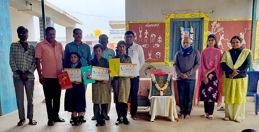 ಶಿಡ್ಲಘಟ್ಟ ತಾಲ್ಲೂಕಿನ ಸುಗಟೂರು ಸರ್ಕಾರಿ ಪ್ರಾಥಮಿಕ ಶಾಲಾ ಆವರಣದಲ್ಲಿ ನಡೆದ ರಾಷ್ಟ್ರೀಯ ಯುವದಿನಾಚರಣೆ ಕಾರ್ಯಕ್ರಮದಲ್ಲಿ ಪ್ರಬಂಧ ಸ್ಪರ್ಧಾ ವಿಜೇತರಿಗೆ ಬಹುಮಾನಗಳನ್ನು ವಿತರಿಸಲಾಯಿತು