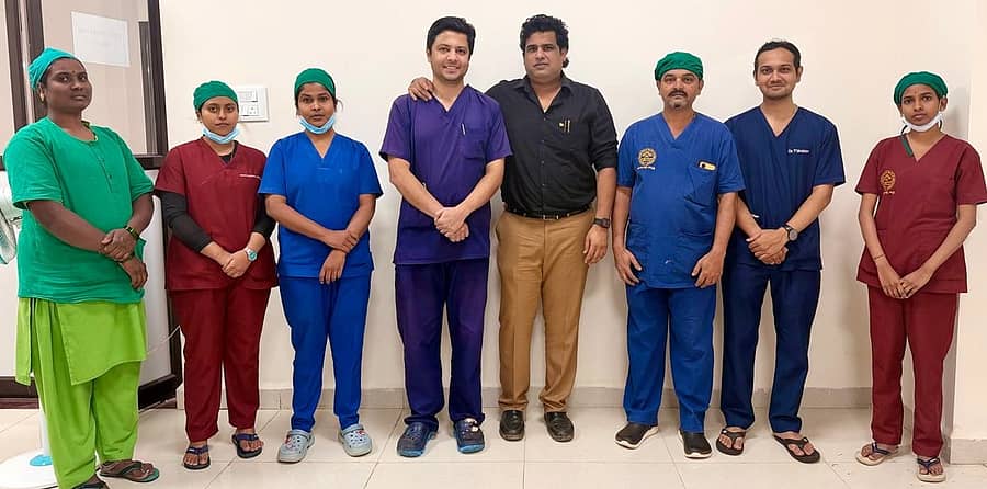 ಬೆಳಗಾವಿ ಜಿಲ್ಲೆಯ ಗೋಕಾಕಿನ ಮಹಿಳೆಯ ಮೂತ್ರಕೋಶದಲ್ಲಿ ಬೆಳೆದ ಗಡ್ಡೆಯ ಶಸ್ತ್ರಚಿಕಿತ್ಸೆ ನಡೆಸಿದ ಚಿಟಗುಪ್ಪಿ ಆಸ್ಪತ್ರೆಯ ವೈದ್ಯರು ಹಾಗೂ ವೈದ್ಯಕೀಯೇತರ ಸಿಬ್ಬಂದಿ