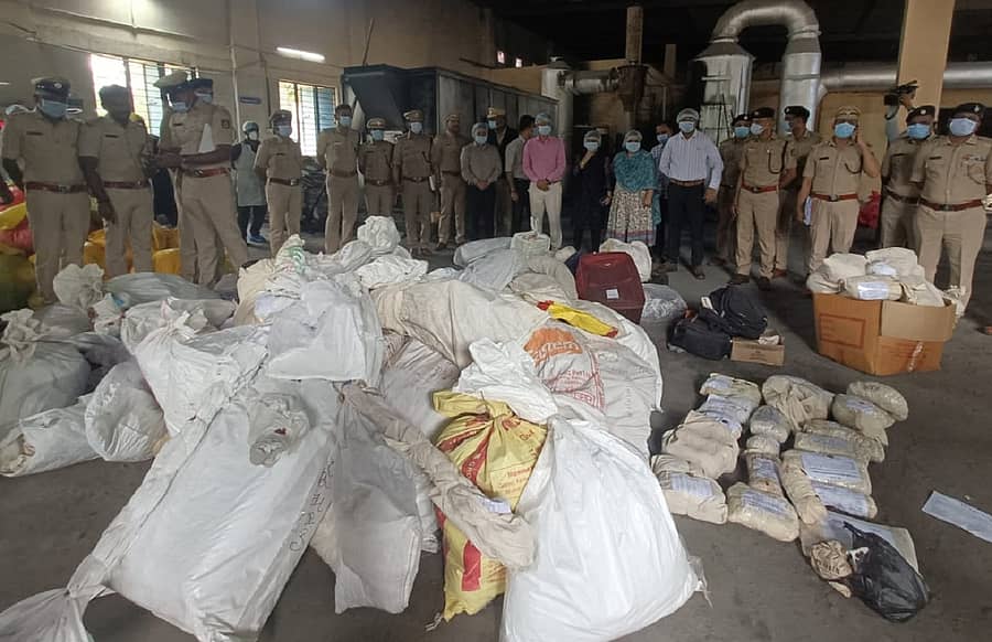 ಕೋಲಾರ ತಾಲ್ಲೂಕಿನ ಆಲೇರಿ ಗ್ರಾಮದ ಬಳಿಯ ಮೀರಾ ಎನ್ವಿರೋಟಿಕ್ ತ್ಯಾಜ್ಯ ವಿಲೇವಾರಿ ಘಟಕದಲ್ಲಿ ಸೋಮವಾರ 480 ಕೆ.ಜಿ ಗಾಂಜಾ ಹಾಗೂ ಇನ್ನಿತರ ಮಾದಕ ಪದಾರ್ಥಗಳನ್ನು ಸುಟ್ಟು ಹಾಕಲಾಯಿತು 