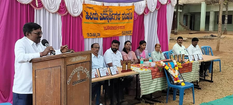 ಹುಳಿಯಾರು ಕನಕದಾಸ ಪ್ರೌಢಶಾಲೆಯಲ್ಲಿ ಆಯೋಜಿಸಿದ್ದ ಸ್ವಾಮಿ ವಿವೇಕಾನಂದರ ಜಯಂತಿಯಲ್ಲಿ ಉಪನ್ಯಾಸಕ ಎಚ್.ಪಿ. ರಾಘವೇಂದ್ರಾಚಾರ್ ಮಾತನಾಡಿದರು