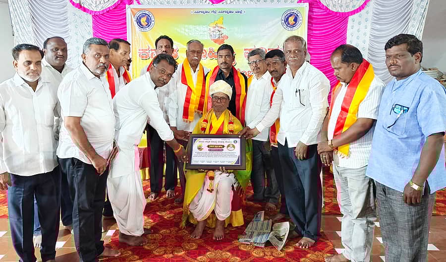 ಕೆಂಭಾವಿ ಪಟ್ಟಣದಲ್ಲಿ ಭಾನುವಾರ ವಲಯ ಕಸಾಪ ವತಿಯಿಂದ ಪ್ರಹ್ಲಾದಾಚಾರ್ಯ ಜೋಶಿ ಅವರಿಗೆ ವರ್ಷದ ವಿಶೇಷ ವ್ಯಕ್ತಿ ಪ್ರಶಸ್ತಿ ನೀಡಿ ಗೌರವಿಸಲಾಯಿತು