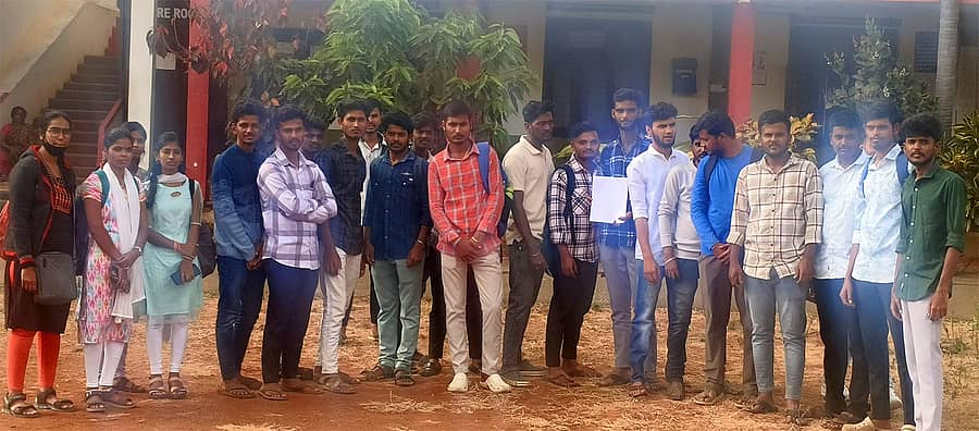 ರಾಣೆಬೆನ್ನೂರಿನ ಆರ್‌ಟಿಇಎಸ್‌ ಕಾಲೇಜಿನ ಪರೀಕ್ಷಾ ಕೊಠಡಿಗೆ ಪರೀಕ್ಷೆ ಬರೆಯಲು ಹೋದ ವಿದ್ಯಾರ್ಥಿಗಳು ಬೆಳಿಗ್ಗೆ ಪರೀಕ್ಷೆ ಮುಗಿದ್ದರಿಂದ ಪರೀಕ್ಷೆಯಿಂದ ವಂಚಿತರಾದ ವಿದ್ಯಾರ್ಥಿಗಳು ಮೊತ್ತುಂದು ಬಾರಿ ಪರೀಕ್ಷೆ ನಡೆಸಬೇಕೆಂದು ಒತ್ತಾಯಿಸಿ ಧಾರವಾಡ ವಿಶ್ವವಿದ್ಯಾಲಯದ ಮೌಲ್ಯಮಾಪನ ಕುಲಸಚಿವರಿಗೆ ಮನವಿ ಸಲ್ಲಿಸಿದರು.