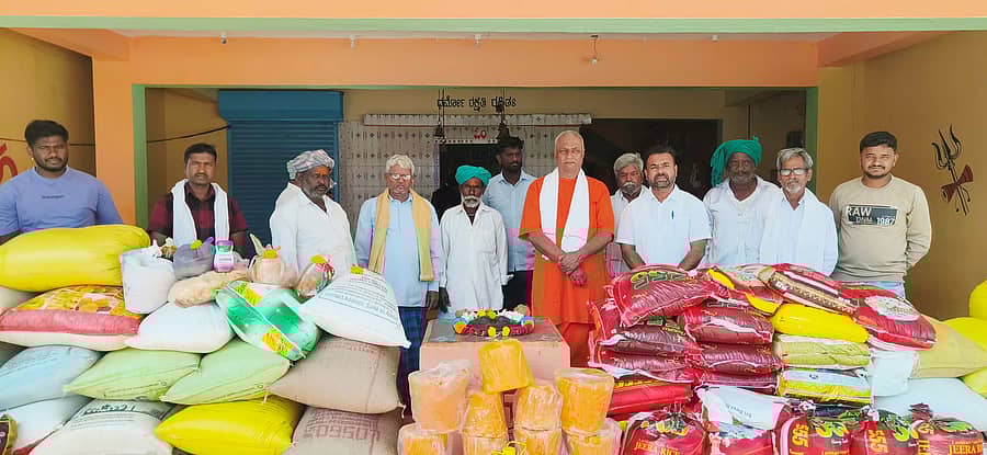 ಶಿಗ್ಗಾವಿ ಪಟ್ಟಣದ ಗಂಗಾಪರಮೇಶ್ವರಿ ದೇವಸ್ಥಾನದಲ್ಲಿ ಸೋಮವಾರ ನರಸೀಪುರದಲ್ಲಿ ನಡೆಯುವ ನಿಜಶರಣ ಅಂಬಿಗರ ಚೌಡಯ್ಯನವರ ಜಾತ್ರಾ ಮಹೋತ್ಸವದ ಅನ್ನದಾಸೋಹಕ್ಕಾಗಿ ತಾಲ್ಲೂಕಿನ ಭಕ್ತರಿಂದ ಸಂಗ್ರಹಿಸಿದ ದವಸ ದಾನ್ಯಗಳನ್ನು ಮಠಕ್ಕೆ ದಾನ ನೀಡುವ ಕಾರ್ಯಕ್ರಮಕ್ಕೆ ವಿರಕ್ತಮಠದ ಸಂಗನಬಸವ ಸ್ವಾಮೀಜಿ ಚಾಲನೆ ನೀಡಿದರು.