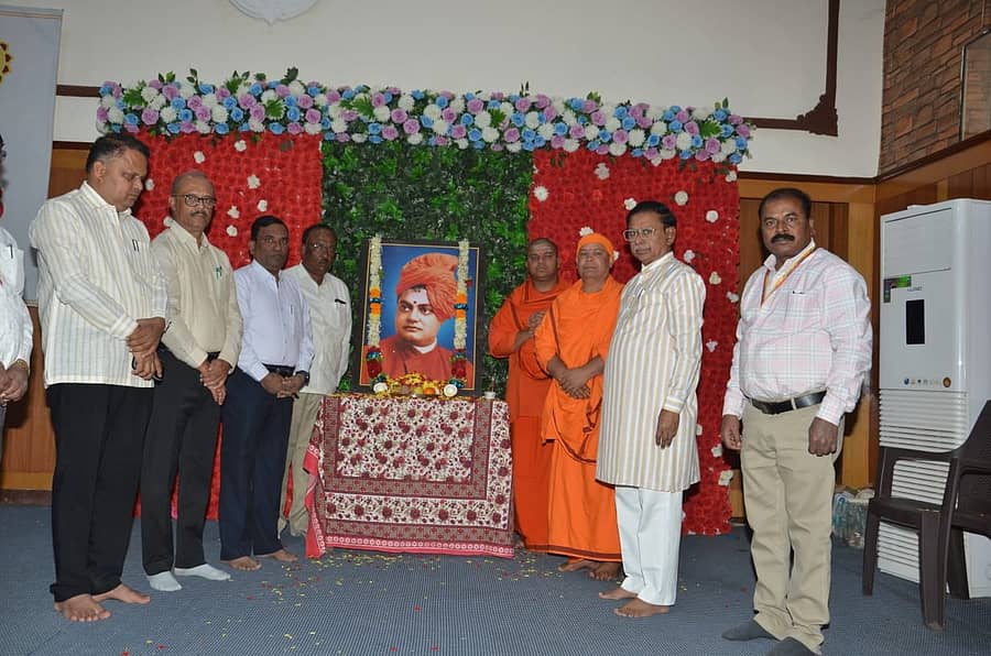 ಗದಗ ಜಿಲ್ಲಾಡಳಿತ ಭವನದಲ್ಲಿ ಜಿಲ್ಲಾಡಳಿತ, ಜಿಲ್ಲಾ ಪಂಚಾಯಿತಿ, ಯುವ ಸಬಲೀಕರಣ, ಕ್ರೀಡಾ ಇಲಾಖೆ ಹಾಗೂ ಯುವ ಸಂಘಗಳ ಒಕ್ಕೂಟದ ವತಿಯಿಂದ ಸೋಮವಾರ ಸ್ವಾಮಿ ವಿವೇಕಾನಂದ ಜಯಂತಿ ಆಚರಿಸಲಾಯಿತು