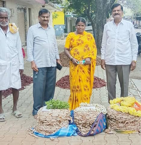 ತುಮಕೂರು ಎಪಿಎಂಸಿಗೆ ಸೋಮವಾರ ಬಂದ ಹುಣಸೆ ಹಣ್ಣಿಗೆ ಪೂಜೆ ಸಲ್ಲಿಸಲಾಯಿತು