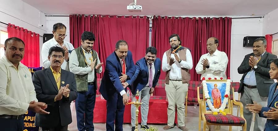 ದೊಡ್ಡಬಳ್ಳಾಪುರ ಆರ್.ಎಲ್.ಜಾಲಪ್ಪ ಪಾಲಿಟೆಕ್ನಿಕ್‌ ಕಾಲೇಜಿನಲ್ಲಿ ಸೋಮವಾರ ಸ್ವಾಮಿವಿವೇಕಾನಂದರ ಜಯಂತಿ ಪ್ರಯಕ್ತ ನಡೆದ ರಾಷ್ಟ್ರೀಯ ಯುವ ದಿನವನ್ನು ಹಿರಿಯ ಸಿವಿಲ್‌ ನ್ಯಾಯಾಧೀಶ ಶ್ರೀಶೈಲ್‌ ಭೀಮಸೇನ್‌ ಬಾಗಡಿ ಉದ್ಘಾಟಿಸಿದರು