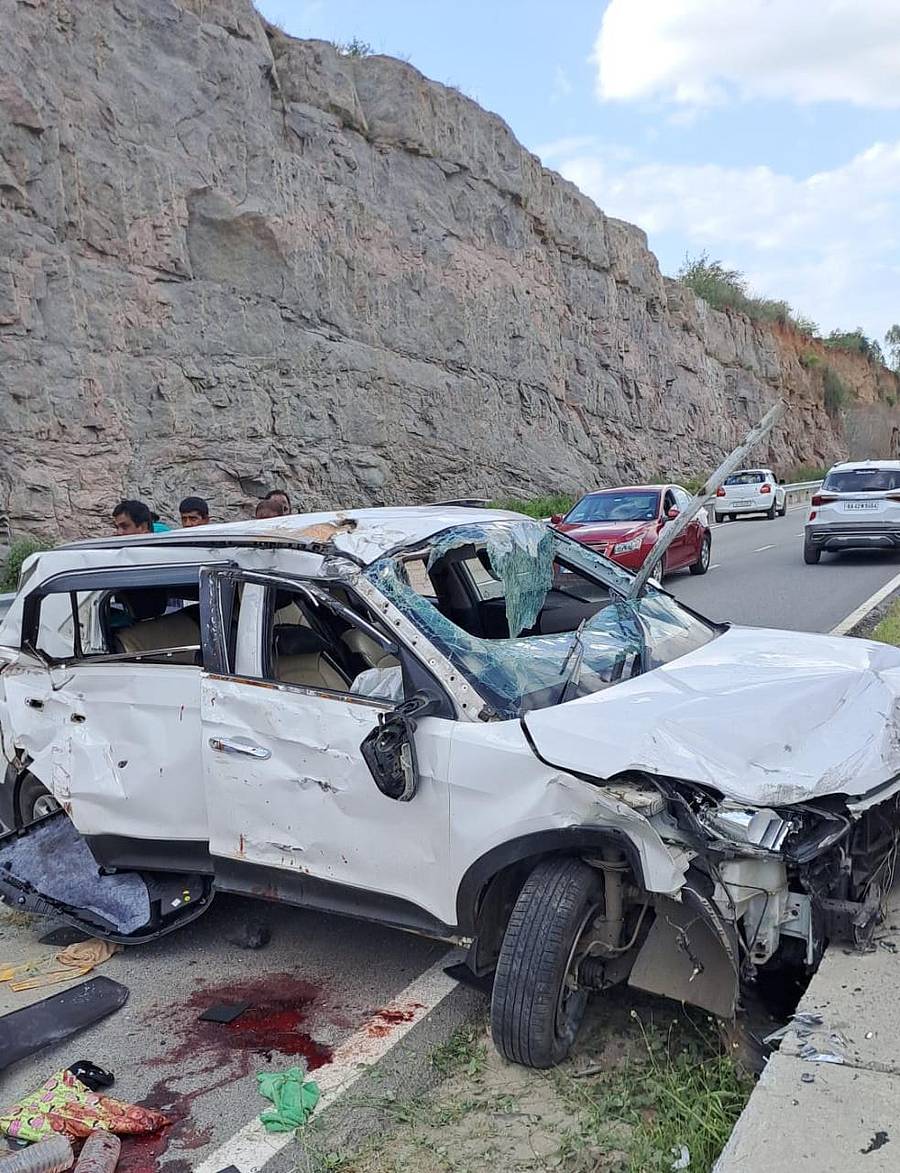 ರಾಮನಗರ ಹೊರವಲಯದ ಬೆಂಗಳೂರು–ಮೈಸೂರು ರಾಷ್ಟ್ರೀಯ ಹೆದ್ದಾರಿಯಲ್ಲಿ ಸಂಭವಿಸಿದ ಅಪಘಾತದಲ್ಲಿ ಜಖಂಗೊಂಡಿರುವ ಕಾರು (ಸಂಗ್ರಹ ಚಿತ್ರ)