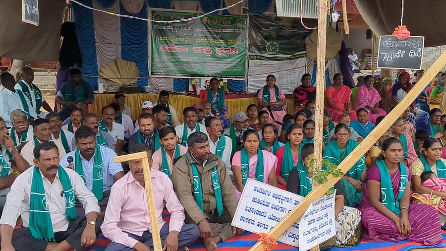 ದಂಟಳ್ಳಿ ಏತ ನೀರಾವರಿ ಯೋಜನೆ ರೂಪಿಸಿ ಅಂತರ್ಜಲ ಅಭಿವೃದ್ಧಿ ಪಡಿಸುವಂತೆ ರೈತ ಸಂಘದಿಂದ ವಡಕೆಹಳ್ಳದಲ್ಲಿ ನಡೆಸುತ್ತಿರುವ ಅಹೋರಾತ್ರಿ ಧರಣಿ ಸೋಮವಾರ 78ನೇ ದಿನಕ್ಕೆ ಕಾಲಿಟ್ಟಿತು