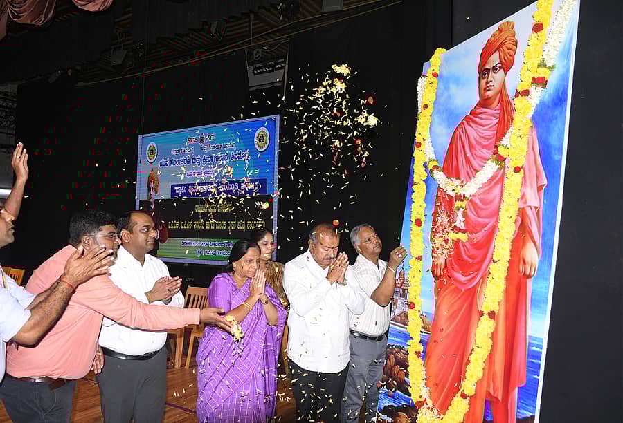 ರಾಷ್ಟ್ರೀಯ ಯುವ ದಿನದ ಅಂಗವಾಗಿ ಸೋಮವಾರ ಶಿವಮೊಗ್ಗದಲ್ಲಿ ನಡೆದ ಕಾರ್ಯಕ್ರಮದಲ್ಲಿ ಸ್ವಾಮಿ ವಿವೇಕಾನಂದರ ಭಾವಚಿತ್ರಕ್ಕೆ ಶಾಸಕರಾದ ಎಸ್.ಎನ್.ಚನ್ನಬಸಪ್ಪ, ಬಲ್ಕಿಶ್ ಬಾನು ಹಾಗೂ ಜಿಲ್ಲಾಧಿಕಾರಿ ಪ್ರಭುಲಿಂಗ ಕವಳಿಕಟ್ಟಿ ಹೂವು ಸಮರ್ಪಿಸಿ ಗೌರವ ಸಲ್ಲಿಸಿದರು