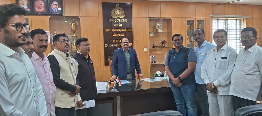 ಕೋಲಾರದ ಜಿಲ್ಲಾಡಳಿತ ಕಚೇರಿಯಲ್ಲಿ ಜಿಲ್ಲಾಧಿಕಾರಿ ಎಂ.ಆರ್.ರವಿ ಅವರನ್ನು ‌ವೀರಗಲ್ಲು ಹಾಗೂ ಶಾಸನಗಳ ಸಂರಕ್ಷಣಾ ನಿಯೋಗ ಭೇಟಿಯಾಗಿ ಚರ್ಚೆ ನಡೆಸಿತು. ಜಿ.ಪಂ ಸಿಇಒ ಪ್ರವೀಣ್‌ ಪಿ.ಬಾಗೇವಾಡಿ ಪಾಲ್ಗೊಂಡಿದ್ದರು