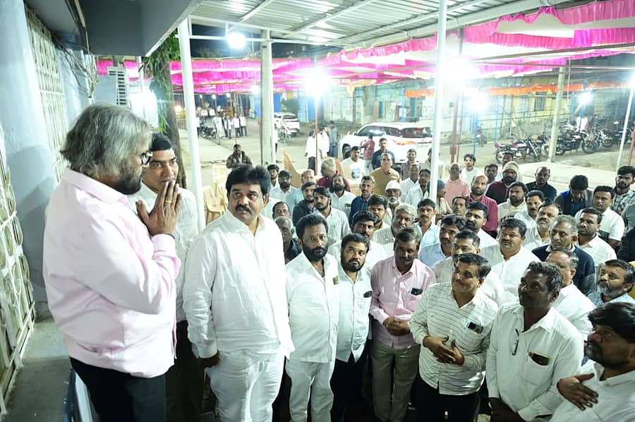 <div class="paragraphs"><p>ತಮ್ಮ ತಂದೆಯವರ ಕಾಣಲು ಬಂದ ಜನರಿಗೆ ಕೈಮುಗಿದ ಸಚಿವ ಈಶ್ವರ ಬಿ. ಖಂಡ್ರೆ</p></div>