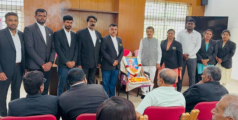 ಬೆಂಗಳೂರು ದಕ್ಷಿಣ ಜಿಲ್ಲಾ ವಕೀಲರ ಸಂಘದ ವತಿಯಿಂದ ರಾಮಗರದ ಕೋರ್ಟ್ ಆವರಣದಲ್ಲಿರುವ ತನ್ನ ಕಚೇರಿಯಲ್ಲಿ ಸೋಮವಾರ ಸ್ವಾಮಿ ವಿವೇಕಾನಂದ ಜಯಂತಿ ಹಾಗೂ ರಾಷ್ಟ್ರೀಯ ಯುವ ದಿನ ಕಾರ್ಯಕ್ರಮ ಜರುಗಿತು. ಸಂಘದ ಅಧ್ಯಕ್ಷ ಕೆ. ಕೆಂಪಯ್ಯ ಹಾಗೂ ಇತರರು ಇದ್ದಾರೆ
