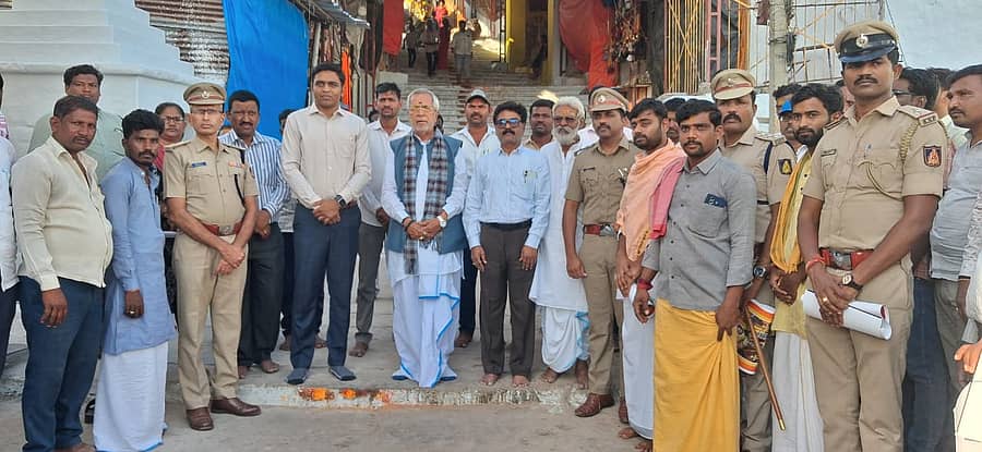 ಯಾದಗಿರಿ ತಾಲ್ಲೂಕಿನ ಮೈಲಾಪುರಕ್ಕೆ ಸೋಮವಾರ ಭೇಟಿ ನೀಡಿ ಜಾತ್ರೆಯ ಪೂರ್ವ ಸಿದ್ಧತೆಯನ್ನು ಶಾಸಕ ಚನ್ನಾರೆಡ್ಡಿ ಪಾಟೀಲ ತುನ್ನೂರು, ಜಿಲ್ಲಾಧಿಕಾರಿ ಹರ್ಷಲ್ ಭೋಯರ್ ಸೇರಿ ಇತರೆ ಅಧಿಕಾರಿಗಳು ಪರಿಶೀಲಿಸಿದರು