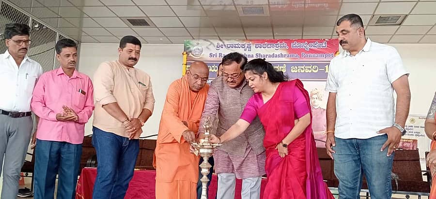 <div class="paragraphs"><p>ಗೋಣಿಕೊಪ್ಪಲು ಬಳಿಯ ಪೊನ್ನಂಪೇಟೆ ರಾಮಕೃಷ್ಣ ಶಾರದಾಶ್ರಮದಲ್ಲಿ ನಡೆದ ರಾಷ್ಟ್ರೀಯ ಯುವ ದಿನಾಚರಣೆಯನ್ನು ರಾಜ್ಯ ಕ್ರೀಡಾ ಪ್ರಾಧಿಕಾರದ ಉಪಾಧ್ಯಕ್ಷ ಸಿ.ಎಸ್.ಅರುಣ್ ಮಾಚಯ್ಯ ಉದ್ಘಾಟಿಸಿದರು.</p></div>