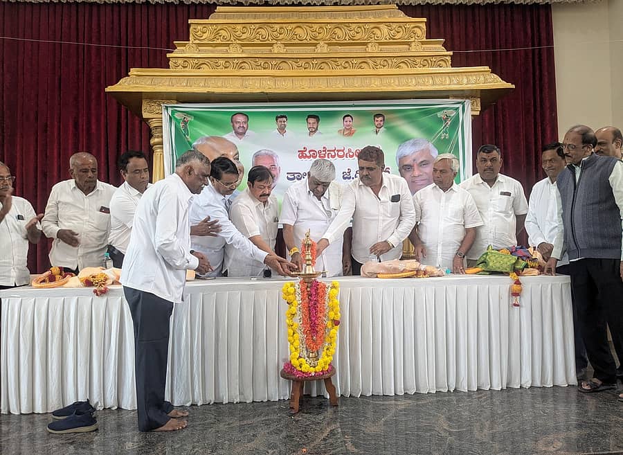 <div class="paragraphs"><p>ಹೊಳೆನರಸೀಪುರ ಚೆನ್ನಾಂಬಿಕ ಕಲ್ಯಾಣ ಮಂಟಪದಲ್ಲಿ ಸೋಮವಾರ ಆಯೋಜಿಸಿದ್ದ ಜೆಡಿಎಸ್ ಕಾರ್ಯಕರ್ತರ ಸಭೆಯನ್ನು ಶಾಸಕ ಎಚ್.ಡಿ. ರೇವಣ್ಣ ಉದ್ಘಾಟಿಸಿದರು.</p></div>