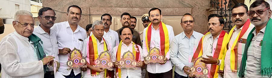 ಚಳ್ಳಕೆರೆ ಚಳ್ಳಕೆರೆಯಲ್ಲಿ ಭಾನುವಾರ ಜಿಲ್ಲಾ ಉಸ್ತುವಾರಿ ಸಚಿವ ಡಿ.ಸುಧಾಕರ್ ಜಿಲ್ಲಾ ಕನ್ನಡ ಸಾಹಿತ್ಯ ಸಮ್ಮೇಳನದ ಲಾಂಛನವನ್ನು ಅನಾವರಣಗೊಳಿಸಿದರು.