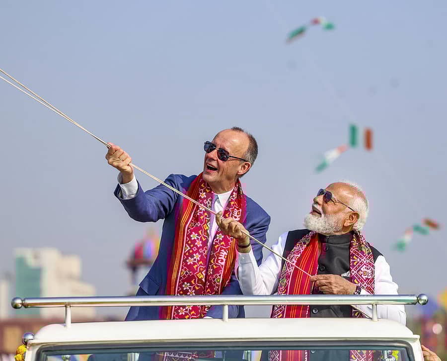 <div class="paragraphs"><p>ಗಾಳಿಪಟ ಉತ್ಸವದ ವೇಳೆ ಜರ್ಮನ್ ಚಾನ್ಸೆಲರ್ ಫ್ರೆಡ್ರಿಕ್ ಮೆರ್ಜ್ ಅವರು ಪ್ರಧಾನಿ ಮೋದಿ ಅವರಿಗೆ ಸಾಥ್ ನೀಡಿದರು</p></div>