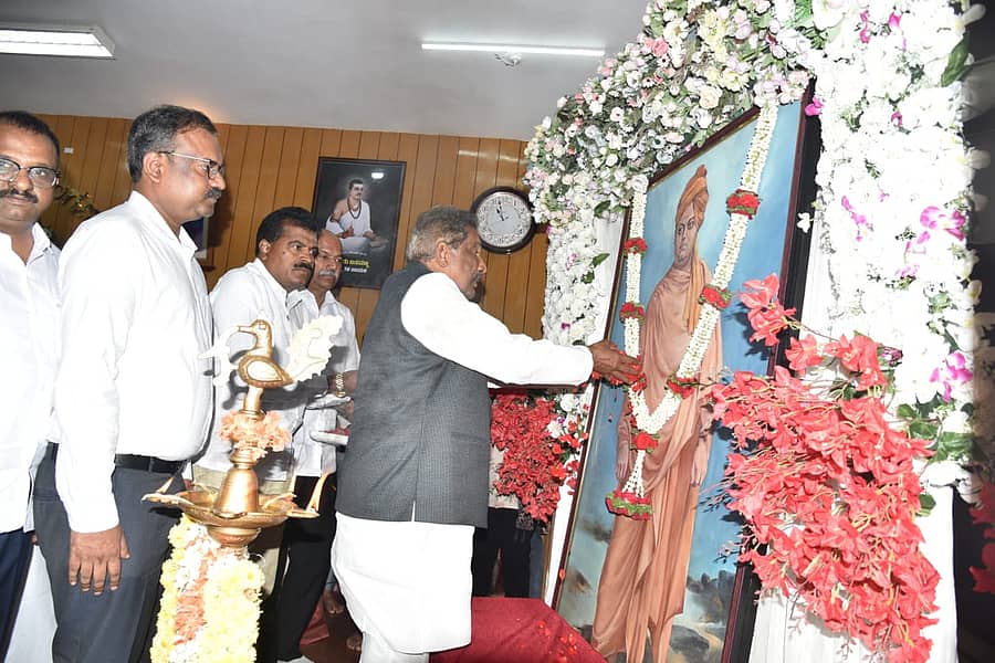 ವಿವೇಕಾನಂದರ ಭಾವಚಿತ್ರಕ್ಕೆ ಸಚಿವ ಕೆ.ಜೆ.ಜಾರ್ಜ್ ಪುಷ್ಪ ನಮನ ಸಲ್ಲಿಸಿದರು