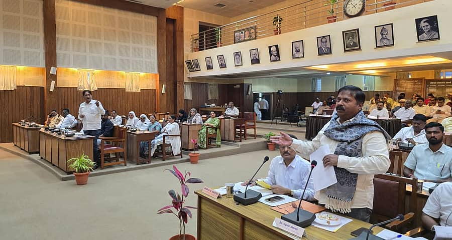 ಬೆಳಗಾವಿ ಮಹಾನಗರ ಪಾಲಿಕೆಯಲ್ಲಿ ಸೋಮವಾರ ನಡೆದ ಪರಿಷತ್‌ ಸಭೆಯಲ್ಲಿ ಶಾಸಕರಾದ ಅಭಯ ಪಾಟೀಲ, ಆಸಿಫ್‌ ಸೇಠ್‌ ಮಾತನಾಡಿದರು ಪ್ರಜಾವಾಣಿ ಚಿತ್ರ