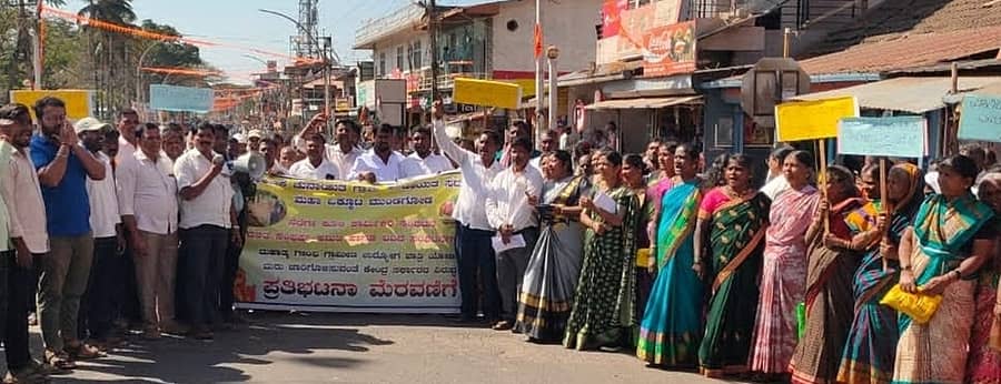 ಮನರೇಗಾ ಯೋಜನೆಯನ್ನು ಮರು ಜಾರಿಗೊಳಿಸುವಂತೆ ಆಗ್ರಹಿಸಿ, ಮುಂಡಗೋಡ ಪಟ್ಟಣದ ಶಿವಾಜಿ ವೃತ್ತದಲ್ಲಿ ಗ್ರಾಮ ಪಂಚಾಯಿತಿ ಸದಸ್ಯರ ಒಕ್ಕೂಟದಿಂದ ಸೋಮವಾರ ಪ್ರತಿಭಟಿಸಲಾಯಿತು