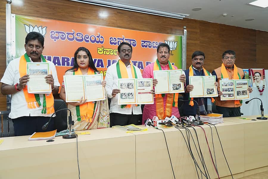 ಶಾಸಕ ಎಸ್‌.ಆರ್.ವಿಶ್ವನಾಥ್‌ ನೇತೃತ್ವದ ಸತ್ಯಶೋಧನಾ ತಂಡ ಕೋಗಿಲು ಬಡಾವಣೆಯ ಅಕ್ರಮ ಮನೆಗಳ ತೆರವು ಕುರಿತ ವರದಿಯನ್ನು ಬಿಡುಗಡೆಗೊಳಿಸಿತು. ತಂಡದ ಸದಸ್ಯರಾದ ಎಸ್‌.ಹರೀಶ್‌, ಮಾಳವಿಕಾ ಅವಿನಾಶ್‌,  ಎಸ್.ಮುನಿರಾಜು, ಎಚ್‌.ಸಿ.ತಮ್ಮೇಗೌಡ, ಭಾಸ್ಕರ್‌ ರಾವ್‌ ಇದ್ದರು.
