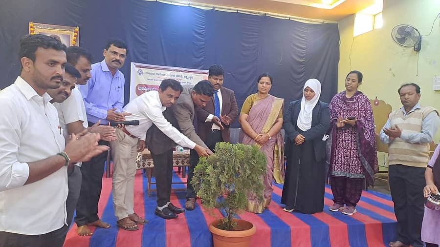 ಲಕ್ಷ್ಮೇಶ್ವರದ ಎಸ್‍ಎಂಜೆವಿಜಿ ಮಹಿಳಾ ಪದವಿಪೂರ್ವ ಕಾಲೇಜಿನಲ್ಲಿ ಸೋಮವಾರ ಸ್ವಾಮಿ ವಿವೇಕಾನಂದರ ಜಯಂತಿ ಆಚರಿಸಲಾಯಿತು 