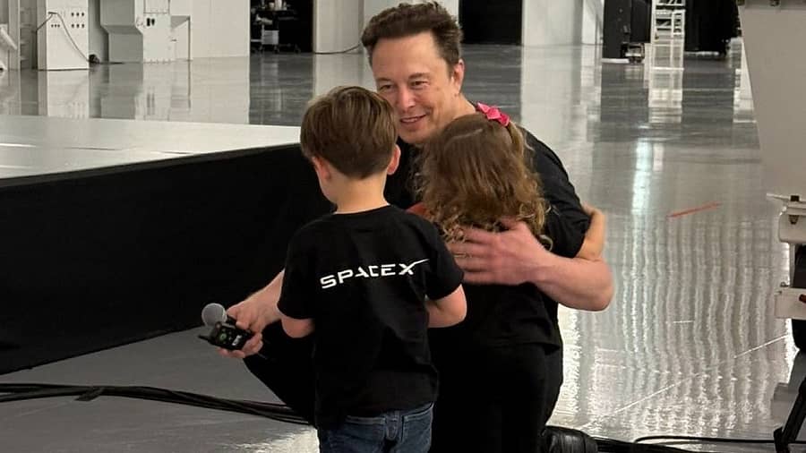 <div class="paragraphs"><p>ಮಕ್ಕಳೊಂದಿಗೆ ಇಲಾನ್ ಮಸ್ಕ್</p></div>