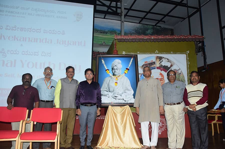 <div class="paragraphs"><p>ಗದಗ ಮಹಾತ್ಮ ಗಾಂಧಿ ಗ್ರಾಮೀಣಾಭಿವೃದ್ಧಿ ಮತ್ತು ಪಂಚಾಯತ್ ರಾಜ್ ವಿಶ್ವವಿದ್ಯಾಲಯದಲ್ಲಿ ಸೋಮವಾರ ಸ್ವಾಮಿ ವಿವೇಕಾನಂದ ಜಯಂತಿ ಆಚರಿಸಲಾಯಿತು</p></div>