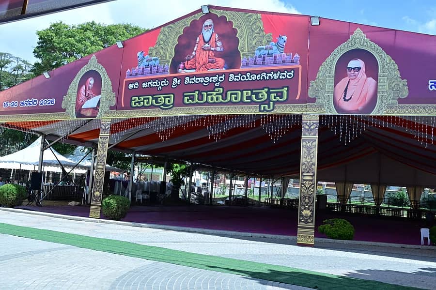 ಸುತ್ತೂರು ಮಠದಲ್ಲಿ ವೇದಿಕೆ ಸಜ್ಜುಗೊಳಿಸುವ ಕಾರ್ಯ ನಡೆದಿದೆ    ಚಿತ್ರ: ವಾಟಾಳ್ ಆನಂದ್ (ಎಡಚಿತ್ರ). ಸುತ್ತೂರು ಮಠದ ರಥ