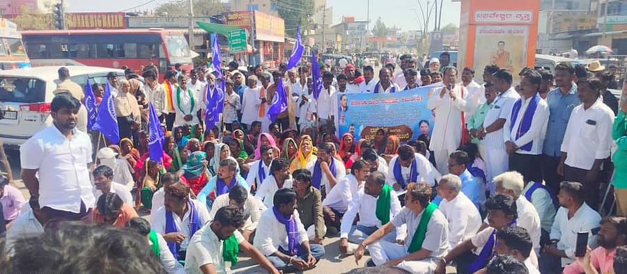 ಶಹಾಪುರ ನಗರದ ಬಸವೇಶ್ವರ ವೃತ್ತದಲ್ಲಿ ಸೋಮವಾರ ಕರ್ನಾಟಕ ದಲಿತ ಸಂಘರ್ಷ ಸಮಿತಿಯ ಮುಖಂಡರು ಪ್ರತಿಭಟನೆ ನಡೆಸಿದರು