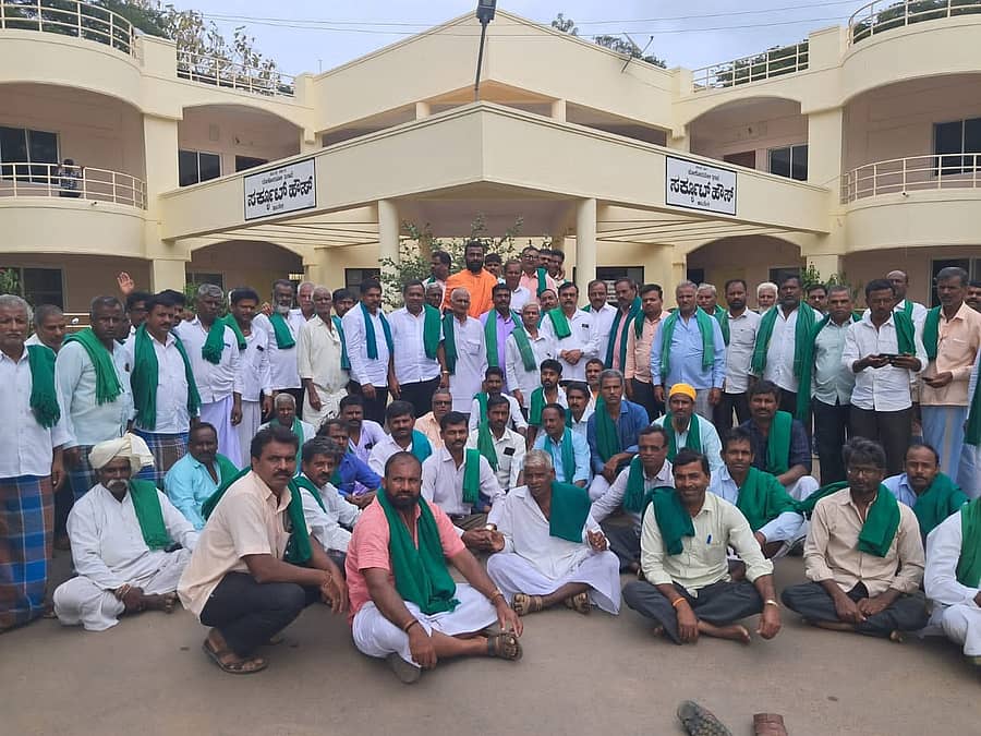 ಹಾವೇರಿಯ ಪ್ರವಾಸಿ ಮಂದಿರದಲ್ಲಿ ಸೋಮವಾರ ರೈತರು ತುರ್ತು ಸಭೆ ನಡೆಸಿದರು.