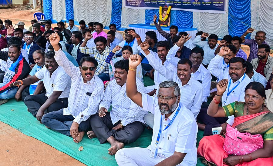 ಎಸ್‌ಸಿಎಸ್‌ಪಿ ಹಾಗೂ ಟಿಎಸ್‌ಪಿ ಅನುದಾನ ದುರುಪಯೋಗ ತಡೆಯುವಂತೆ ಆಗ್ರಹಿಸಿ ಅಂಬೇಡ್ಕರ್ ಸ್ವಾಭಿಮಾನಿ ಸೇನೆಯಿಂದ ಪ್ರತಿಭಟನೆ ನಡೆಸಲಾಯಿತು.
ಪ್ರಜಾವಾಣಿ ಚಿತ್ರ.