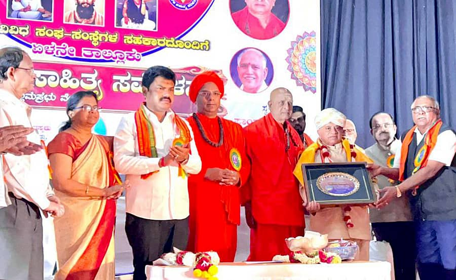 ಶಿಕಾರಿಪುರದಲ್ಲಿ ಭಾನುವಾರ ನಡೆದ ಶರಣ ಸಾಹಿತ್ಯ ಸಮ್ಮೇಳನಾಧ್ಯಕ್ಷ ಸುಭಾಷ್‌ಚಂದ್ರ ಸ್ಥಾನಿಕ್ ಅವರನ್ನು ಸಾಣೇಹಳ್ಳಿ ಪಂಡಿತಾರಾಧ್ಯ ಸ್ವಾಮೀಜಿ ಗೌರವಿಸಿದರು. ಸಂಸದ ಬಿ.ವೈ.ರಾಘವೇಂದ್ರ ಭಾಗವಹಿಸಿದ್ದರು