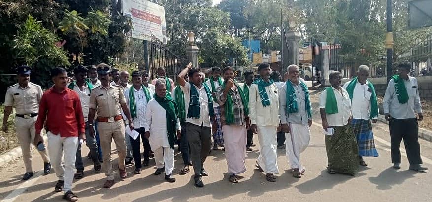 ಹೊಸಪೇಟೆಯಲ್ಲಿ ಸೋಮವಾರ ರೈತಸಂಘದ ಕಾರ್ಯಕರ್ತರಿಂದ ಪ್ರತಿಭಟನೆ ನಡೆಯಿತು