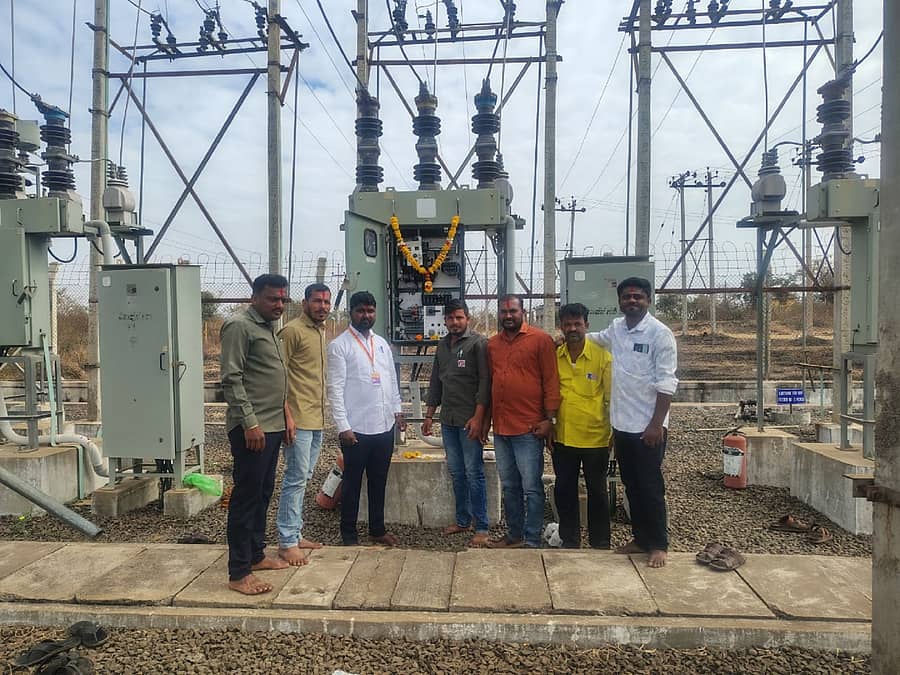 ಚಿಂಚೋಳಿ ತಾಲ್ಲೂಕಿನ ಐನಾಪುರ ವಿದ್ಯುತ್ ಉಪ ಕೇಂದ್ರದಲ್ಲಿ ಶಾಖಾಧಿಕಾರಿ ಸೂರ್ಯಕಾಂತ ಕಿರುಸಾವಳಗಿ ಅವರು ಫೀಡರ್‌ಗೆ ಪೂಜೆ ಸಲ್ಲಿಸಿ ತೋಟದ ಮನೆಗಳಿಗೆ ರಾತ್ರಿ ಸಿಂಗಲ್ ಫೇಸ್‌ ವಿದ್ಯುತ್ ಪೂರೈಕೆಗೆ ಸೋಮವಾರ ಚಾಲನೆ ನೀಡಿದರು