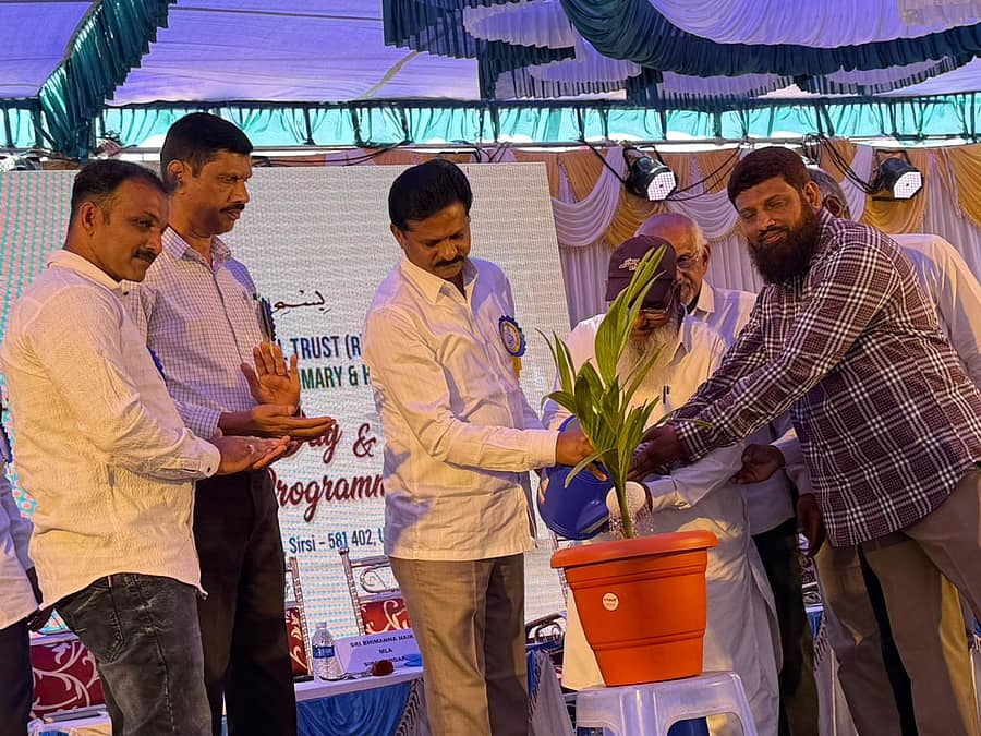 ಶಿರಸಿಯ ನುರ್ಕಲಕೊಪ್ಪದ ಅಲ್-ಫಲಾಹ್ ಇಸ್ಲಾಮಿಕ್ ಆಂಗ್ಲ ಮಾಧ್ಯಮ ಪ್ರಾಥಮಿಕ ಮತ್ತು ಪ್ರೌಢಶಾಲೆ ವಾರ್ಷಿಕೋತ್ಸವವನ್ನು ಭೀಮಣ್ಣ ನಾಯ್ಕ ಉದ್ಘಾಟಿಸಿದರು