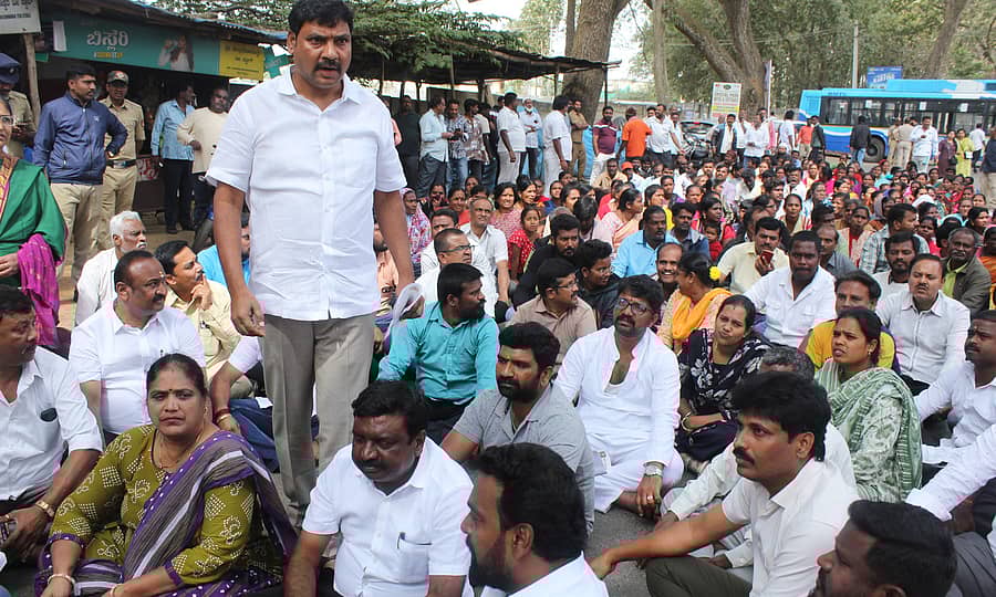 ಪರಿಸರ ಸೂಕ್ಷ್ಮ ವಲಯವನ್ನು ಅವೈಜ್ಞಾನಿಕವಾಗಿ ಏರಿಸಲಾಗಿದೆ ಎಂದು ಆರೋಪಿಸಿ ಸ್ಥಳೀಯರು ಪ್ರತಿಭಟನೆ ನಡೆಸಿದರು