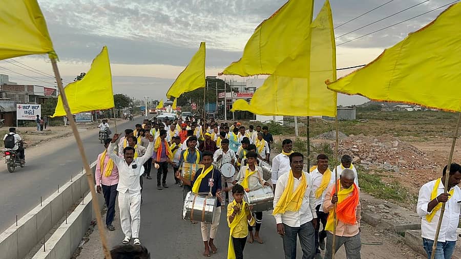 ದೇವದುರ್ಗ ಪಟ್ಟಣದ ಪ್ರವೇಶಿಸಿದ ಆರ್ಯ ಈಡಿಗ ಸಮಾಜದ ಸ್ವಾಮಿಜಿ ಪ್ರಣವಾನಂದ ಶ್ರೀ ಪಾದಯಾತ್ರೆ ಹೋರಾಟ