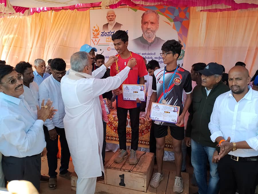 ಶಿರಸಿಯ ಮಾರಿಕಾಂಬಾ ಕ್ರೀಡಾಂಗಣದಲ್ಲಿ ಸಂಸದ ಖೇಲ್‌ ಮಹೋತ್ಸವದ ತಾಲ್ಲೂಕು ಮಟ್ಟದ ಕ್ರೀಡಾಕೂಟದ ವಿಜೇತರಿಗೆ ವಿಶ್ವೇಶ್ವರ ಹೆಗಡೆ ಕಾಗೇರಿ ಬಹುಮಾನ ವಿತರಿಸಿದರು