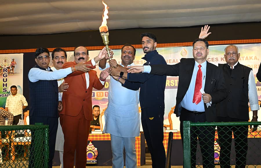 ಅಥ್ಲೆಟಿಕ್ಸ್ ಚಾಂ‍ಪಿಯನ್‌ಷಿಪ್‌ನ ಕ್ರೀಡಾಜ್ಯೋತಿಯನ್ನು ಯು.ಟಿ ಖಾದರ್ ಹಸ್ತಾಂತರಿಸಿದರು 