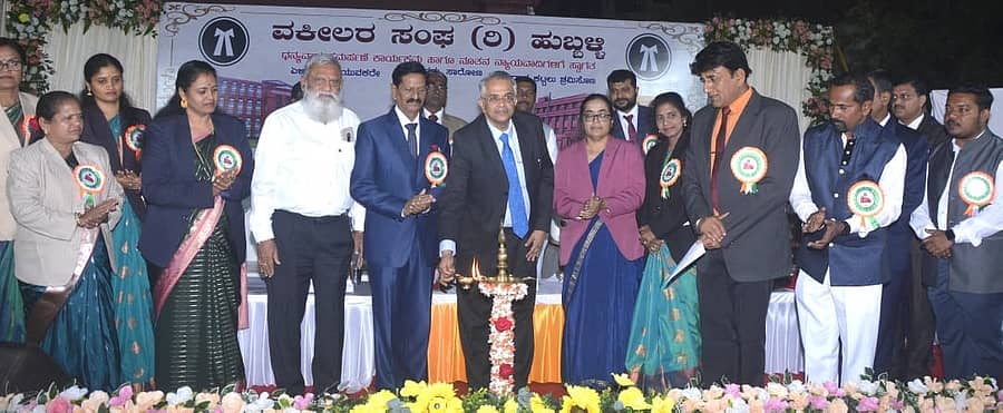 ಹುಬ್ಬಳ್ಳಿಯ ಹೊಸೂರಿನ ಕೋರ್ಟ್‌ ಆವರಣದಲ್ಲಿ ಸೋಮವಾರ ಹುಬ್ಬಳ್ಳಿ ವಕೀಲರ ಸಂಘ ಹಮ್ಮಿಕೊಂಡಿದ್ದ ಕಾರ್ಯಕ್ರಮವನ್ನು ಹೈಕೋರ್ಟ್‌ ಧಾರವಾಡ ಪೀಠದ ನ್ಯಾಯಮೂರ್ತಿ ವಿ. ಶ್ರೀಶಾನಂದ  ಉದ್ಘಾಟಿಸಿದರು