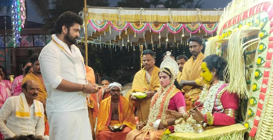 <div class="paragraphs"><p>ತಮ್ಮೂರಿನಲ್ಲಿ ನಡೆದ ನೇಮೋತ್ಸವದಲ್ಲಿ ಭಾಗಿಯಾದ ರಕ್ಷಿತ್ ಶೆಟ್ಟಿ</p></div>