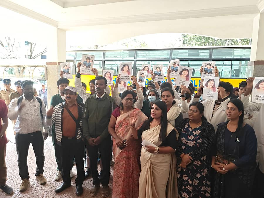 ಕಾಲೇಜು ಆವರಣದಲ್ಲಿ ಪ್ರತಿಭಟನೆ ನಡೆಸಿದ ವಿದ್ಯಾರ್ಥಿಗಳು ಮತ್ತು ಮೃತ ವಿದ್ಯಾರ್ಥಿನಿಯ ಪೋಷಕರು 