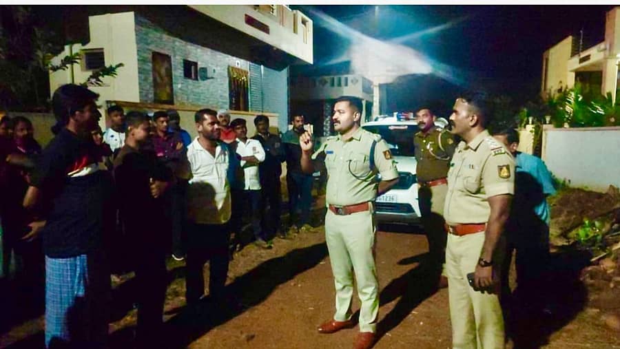 ಆಲಮಟ್ಟಿ ಗ್ರಾಮದಲ್ಲಿ ಕಳ್ಳತನವಾದ ಮನೆ ಬಳಿ ಸೇರಿದ್ದ ಜನರನ್ನುದ್ದೇಶಿಸಿ ಬಸವನಬಾಗೇವಾಡಿ ಡಿವೈಎಸ್ ಪಿ ಬಲ್ಲಪ್ಪ ನಂದಗಾವಿ, ಸಿಪಿಐ ಶರಣಗೌಡ ಗೌಡರ ಘಟನೆಯ ಕುರಿತು ಚರ್ಚಿಸಿದರು